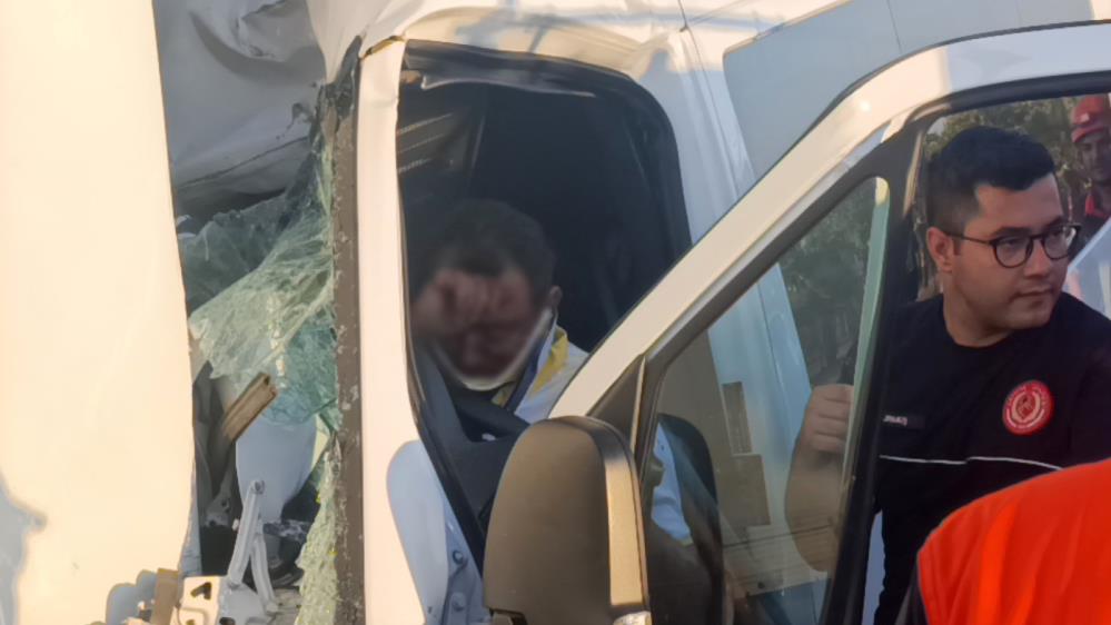 Manavgat'ta Tur Minibüsü Kamyona Çarptı! Sürücü Araçta Sıkıştı