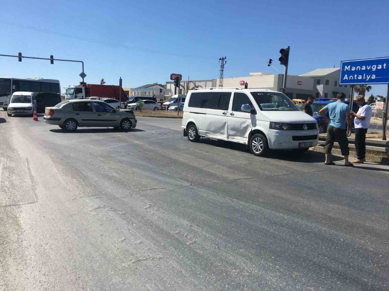 Manavgat'ta Tur Servisi İle Otomobil Çarpıştı! 2 Çocuk Yaralandı
