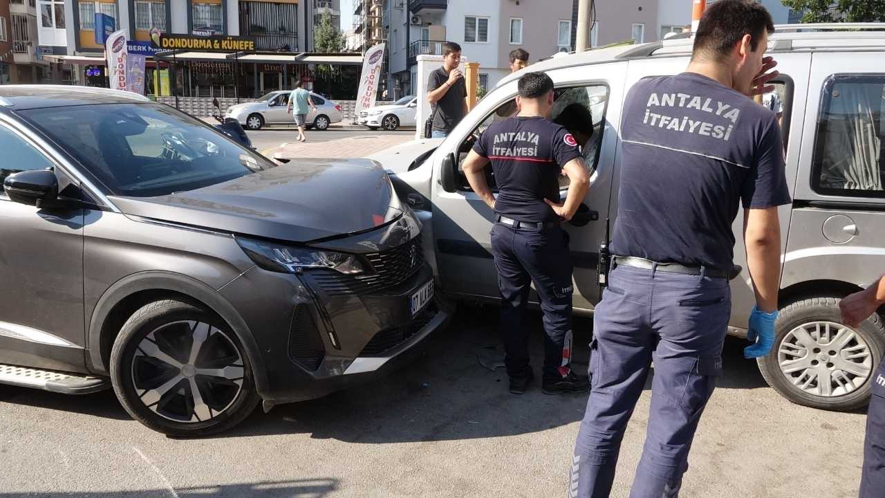 Muratpaşa'da Baba Ve Kızı 3 Dakikayla Kurtuldu! Park Halindeki Araca Çarptı 3