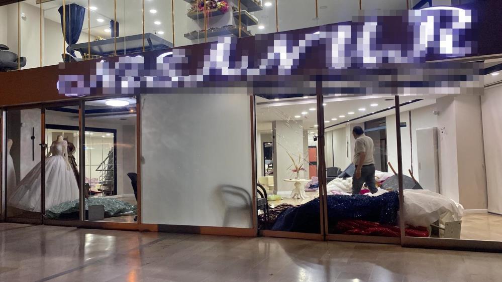 Muratpaşa’da Gelinlik Mağazasını Savaş Alanına Çevirdi