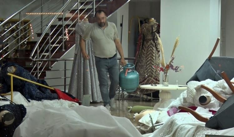 Muratpaşa’da Gelinlik Mağazasını Savaş Alanına Çevirdi