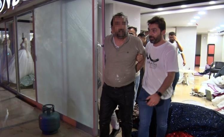 Muratpaşa’da Gelinlik Mağazasını Savaş Alanına Çevirdi