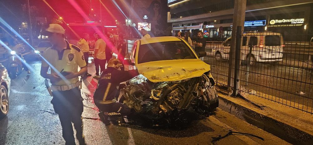 Muratpaşa'da Refüje Çarpan Otomobil Hurdaya Döndü