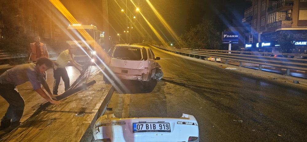 Muratpaşa'da Refüje Çarpan Otomobil Hurdaya Döndü