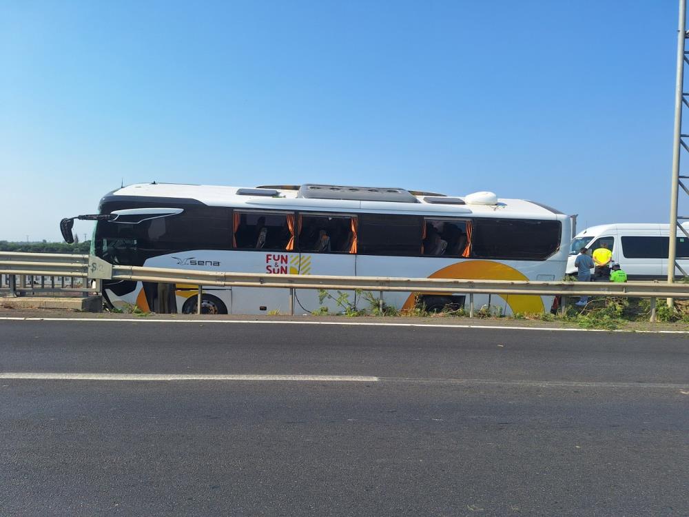 Serik'te 34 Yolculu Tur Otobüsü Köprüden Düşmekten Son Anda Kurtuldu