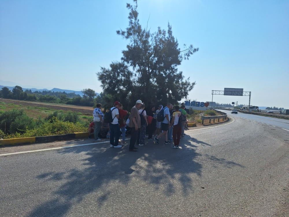 Serik'te 34 Yolculu Tur Otobüsü Köprüden Düşmekten Son Anda Kurtuldu