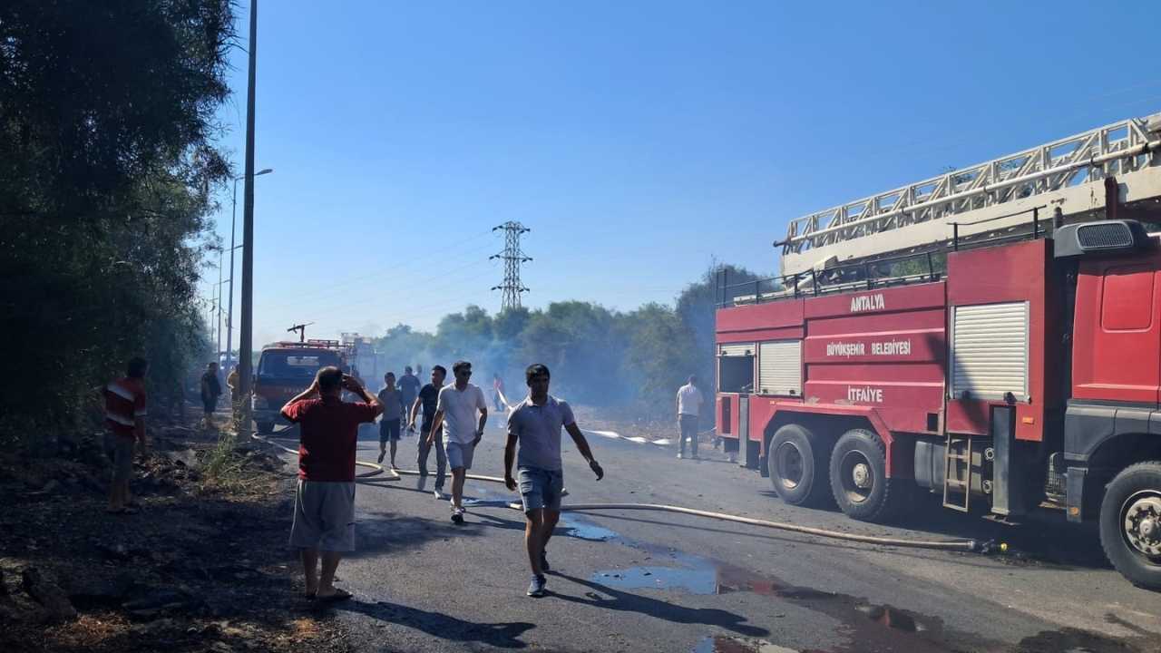 Serik’te Belek Yolunda Çıkan Yangın Kontrol Altına Alındı2