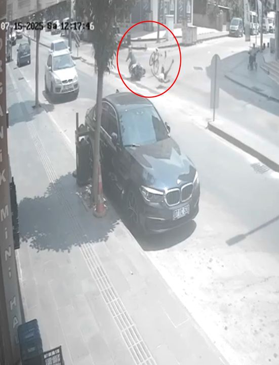 Serik'te Motosiklet Bisiklete Çarptı! Sürücü Takla Attı 2