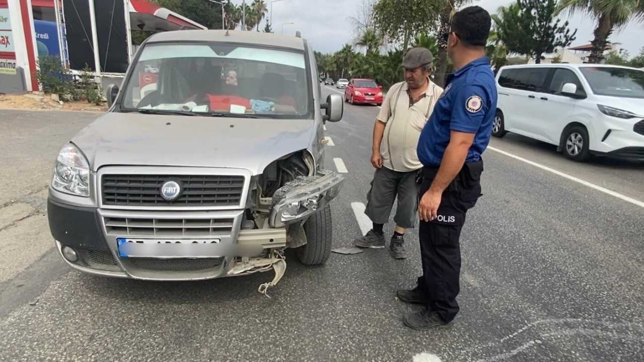 Serik'te Motosikletle Hafif Ticari Araç Çarpıştı 2