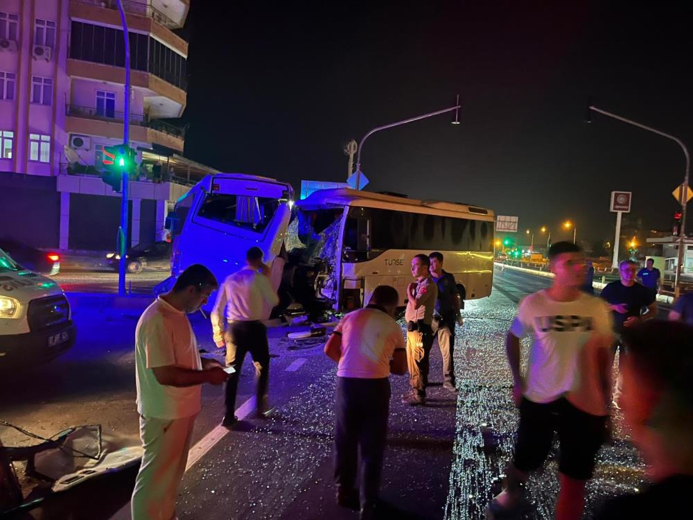 Serik'te Tur Midibüsleri Birbirine Girdi! 6 Kişi Yaralandı