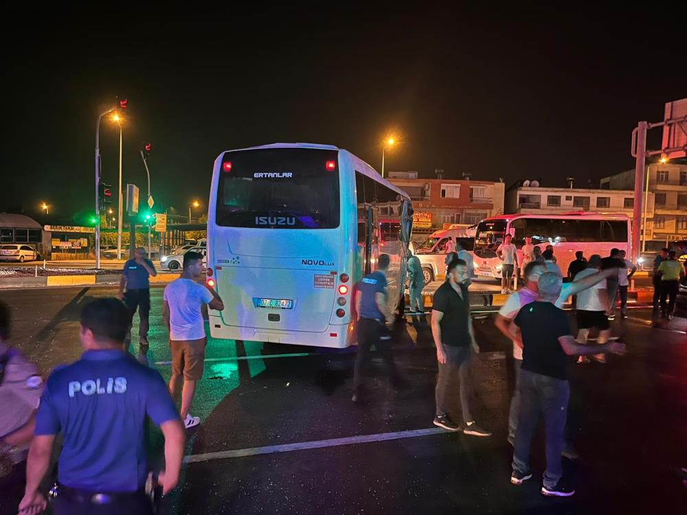 Serik'te Tur Midibüsleri Birbirine Girdi! 6 Kişi Yaralandı