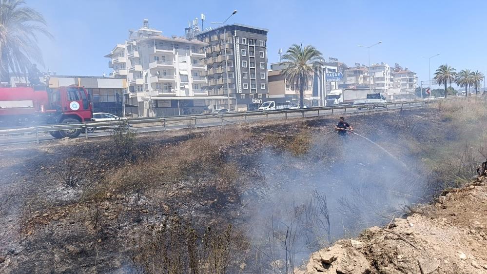 Sigara İzmariti Manavgat’ı Yaktı! Alevler Evleri Teğet Geçti12 (2)