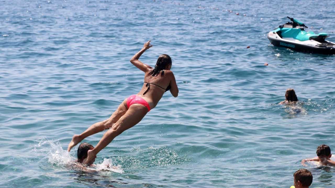 Yüzde 80 Nem Antalya’yı Fırına Çevirdi! Sahillere Akın Var 3