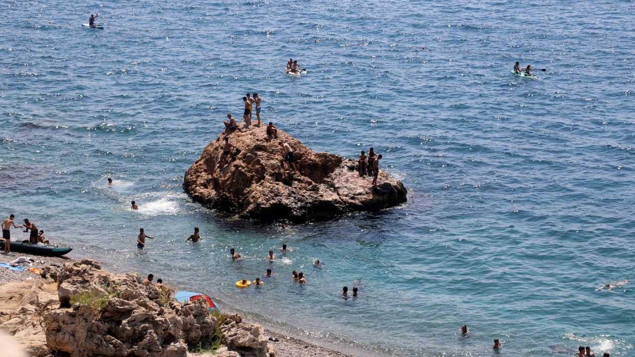 Yüzde 80 Nem Antalya’yı Fırına Çevirdi! Sahillere Akın Var 5