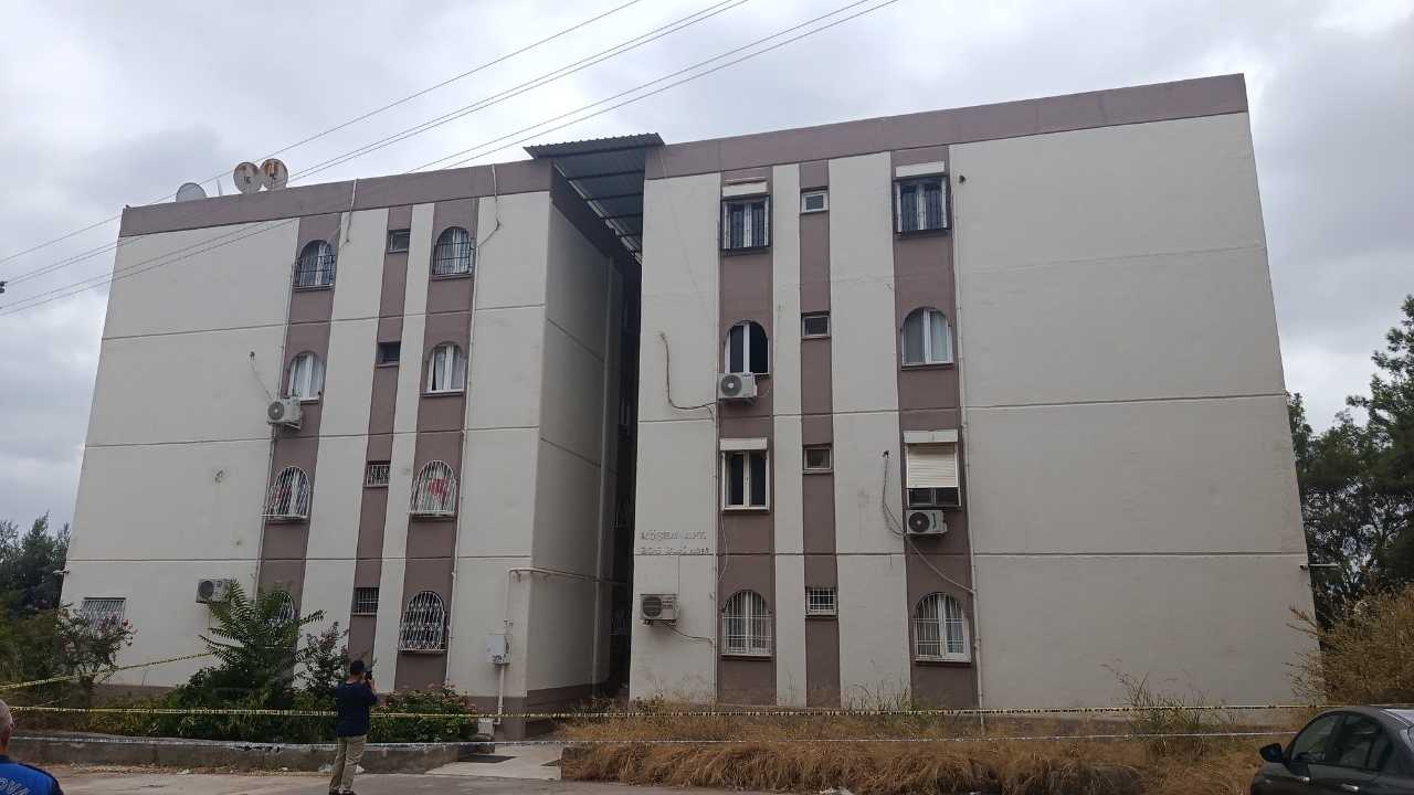 Adana Çukurova’da 3 Katlı Apartmanın Merdiveni Çöktü2