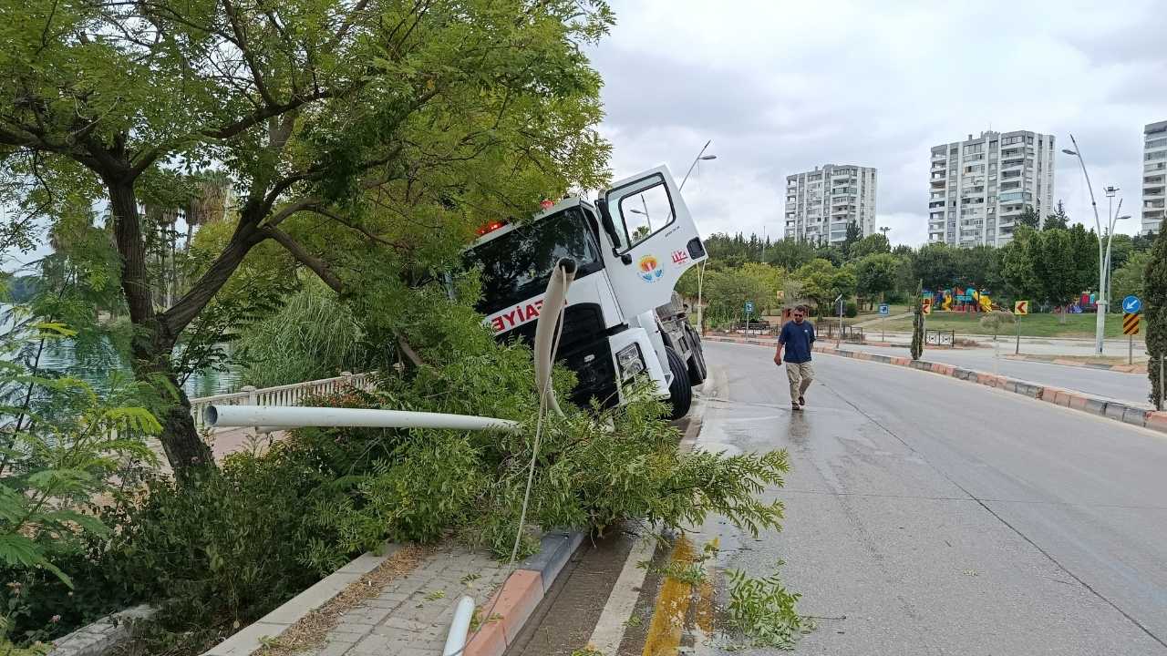 Adana’da İtfaiye Tankeri Kontrolden Çıkarak Ağaca Girdi 3