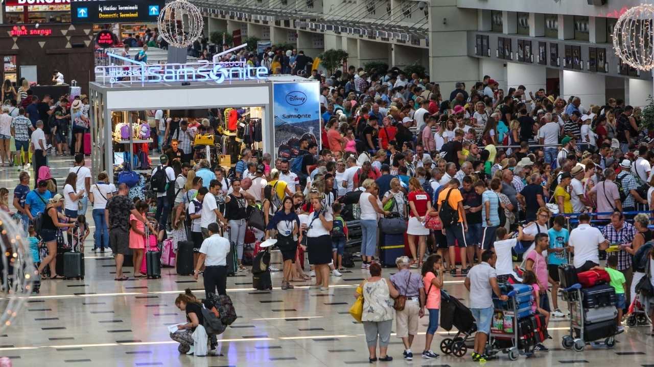 Antalya'da 9 Milyon Turist Barajı Aşıldı! En Fazla Ziyaretçi O Ülkelerden 2