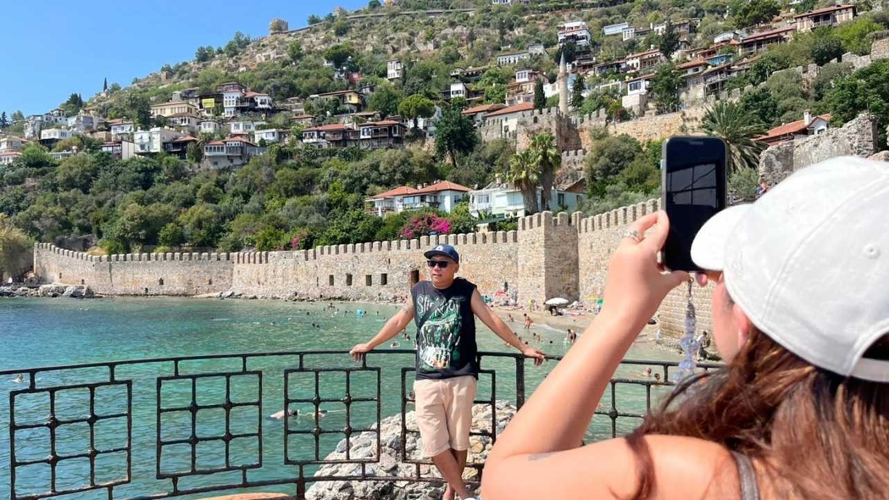 Antalya'da 9 Milyon Turist Barajı Aşıldı! En Fazla Ziyaretçi O Ülkelerden 3