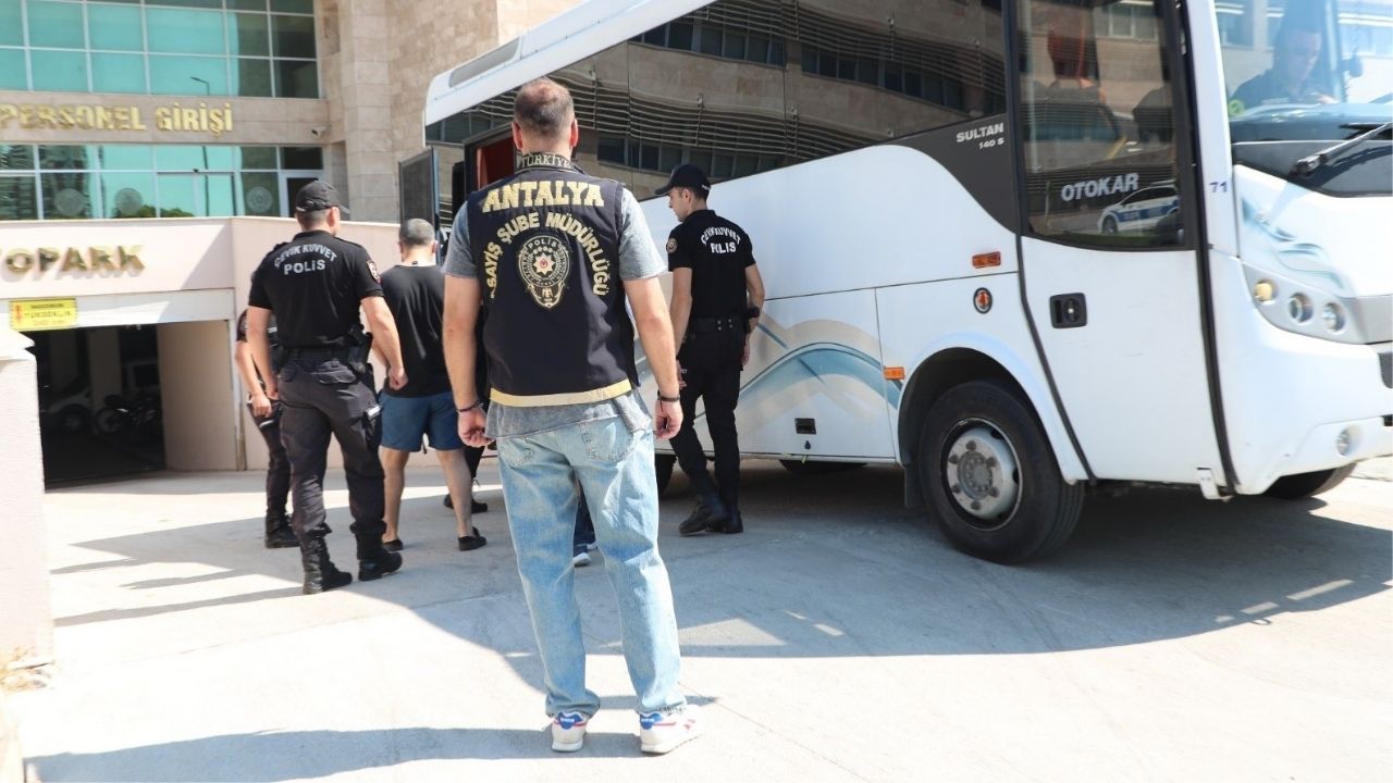 Antalya’da Suçlulara Şafak Baskını! 80 Kişi Kıskıvrak Yakalandı (1)