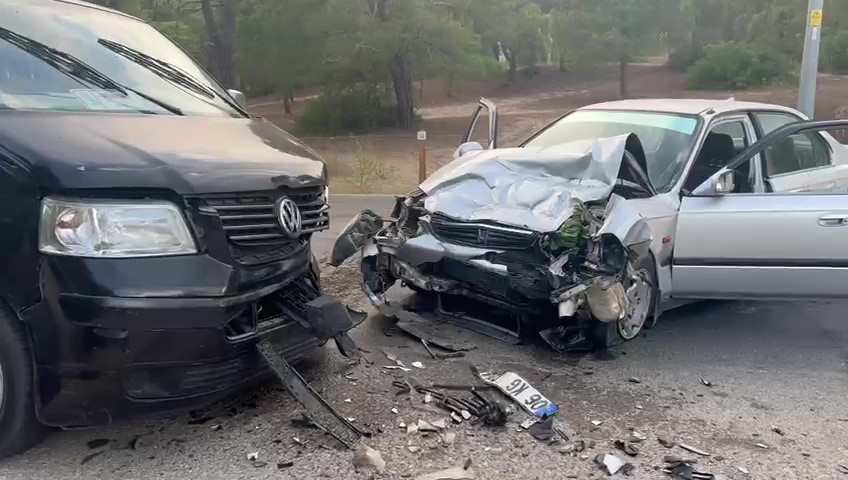 Manavgat'ta İki Araç Kafa Kafaya Çarpıştı! 3 Kişi Yaralandı