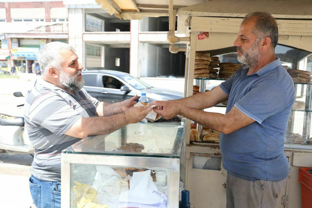 Gören bir daha bakıyor: Allah Ölülerine Kavuştursun Simitçisi 2
