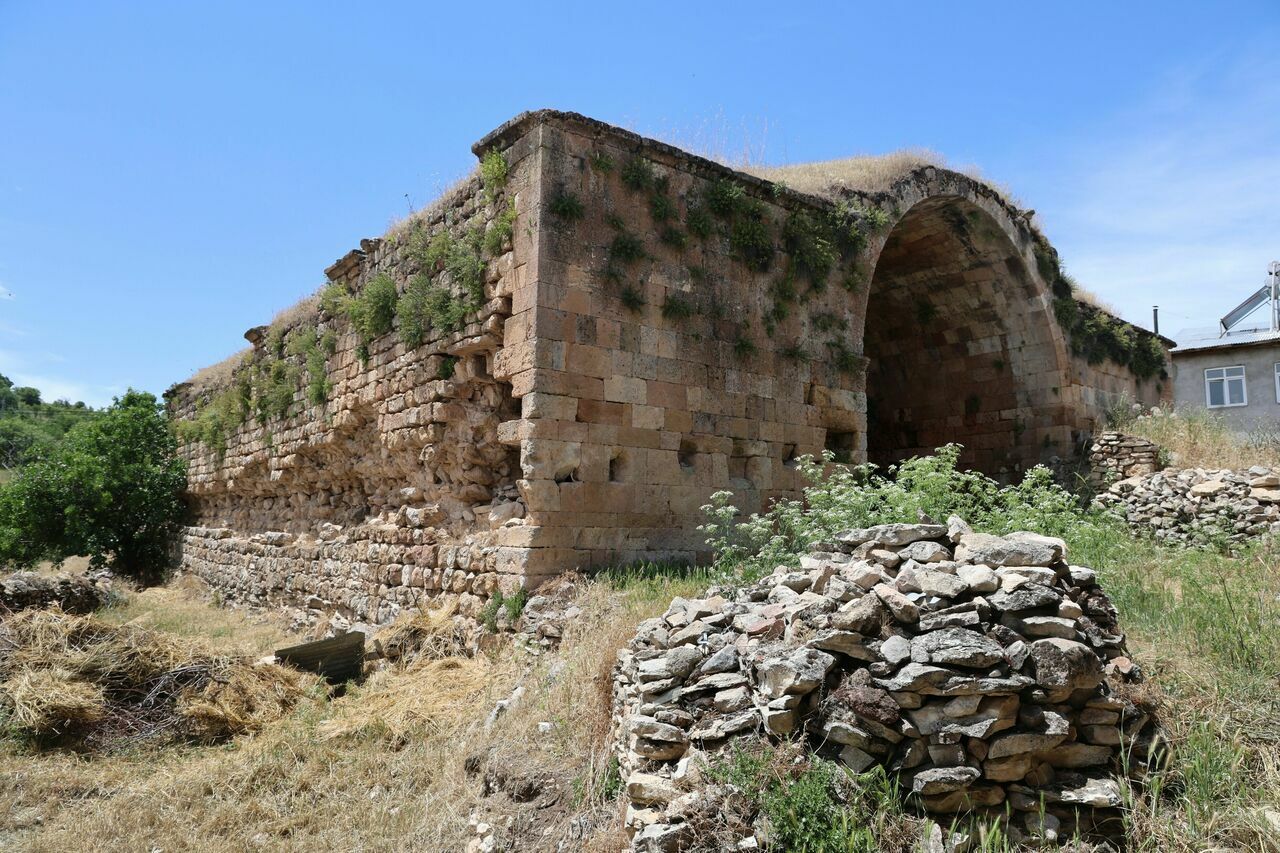 Elazığ'daki 750 Yıllık Kervansaray Zamanın Yıpratmasına Rağmen Ayakta Kalıyor 18