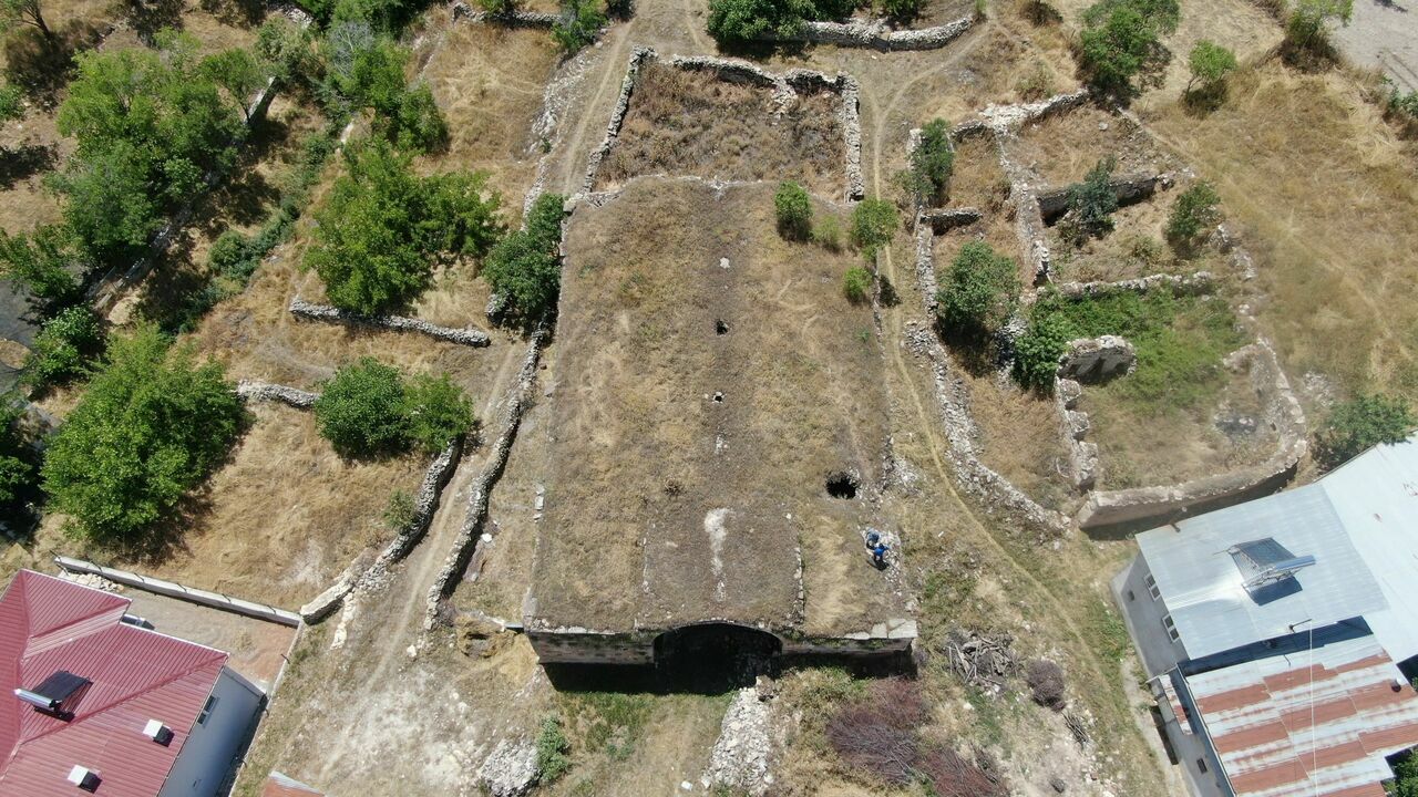 Elazığ'daki 750 Yıllık Kervansaray Zamanın Yıpratmasına Rağmen Ayakta Kalıyor 12