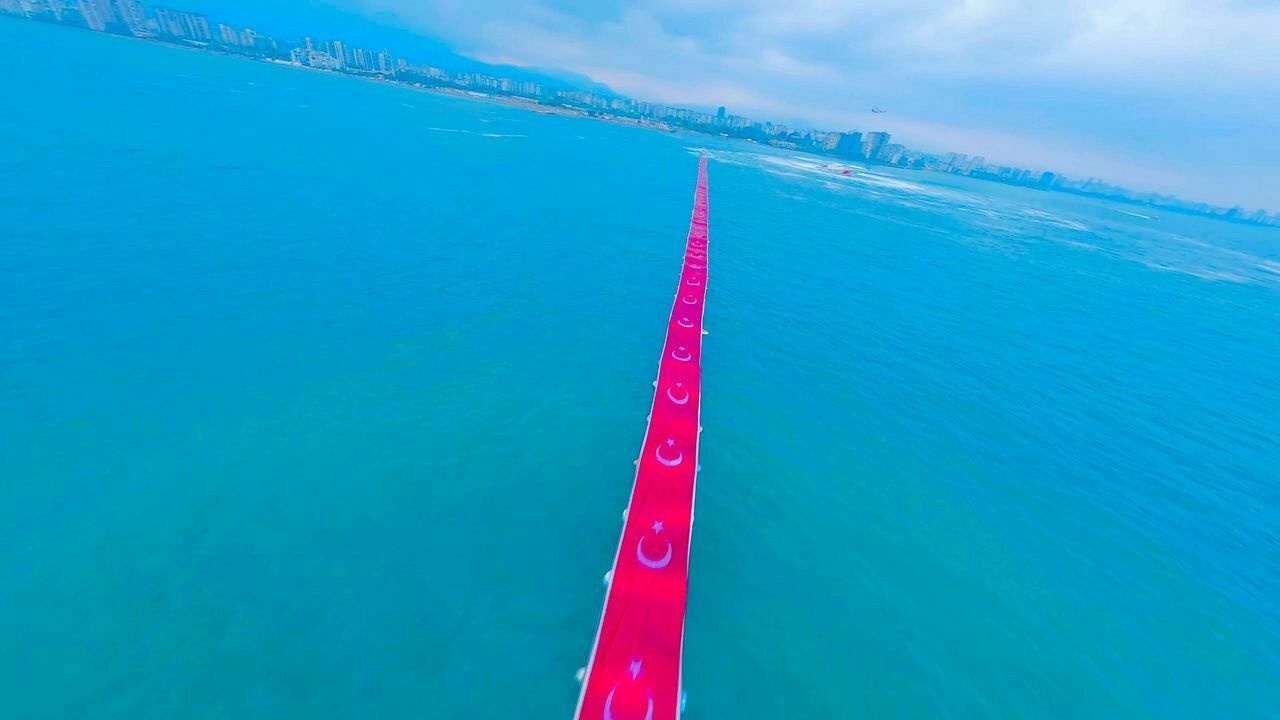 Mersin'de denize 1 kilometrelik Türk bayrağı açıldı 6