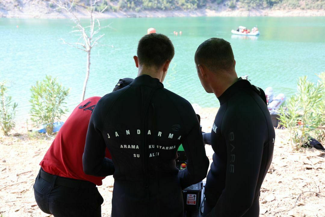 Adana'da baraja düşen helikopter enkazı yerli teknoloji ile çıkarıldı 19