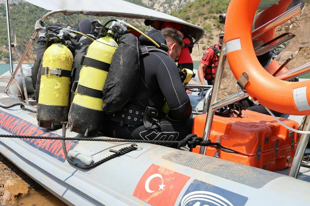 Adana'da baraja düşen helikopter enkazı yerli teknoloji ile çıkarıldı 11