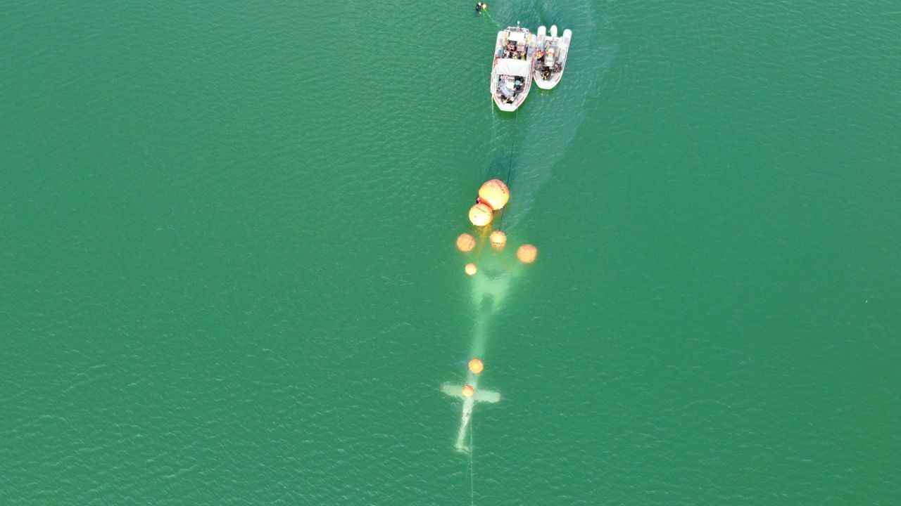 Adana'da baraja düşen helikopter enkazı yerli teknoloji ile çıkarıldı 13
