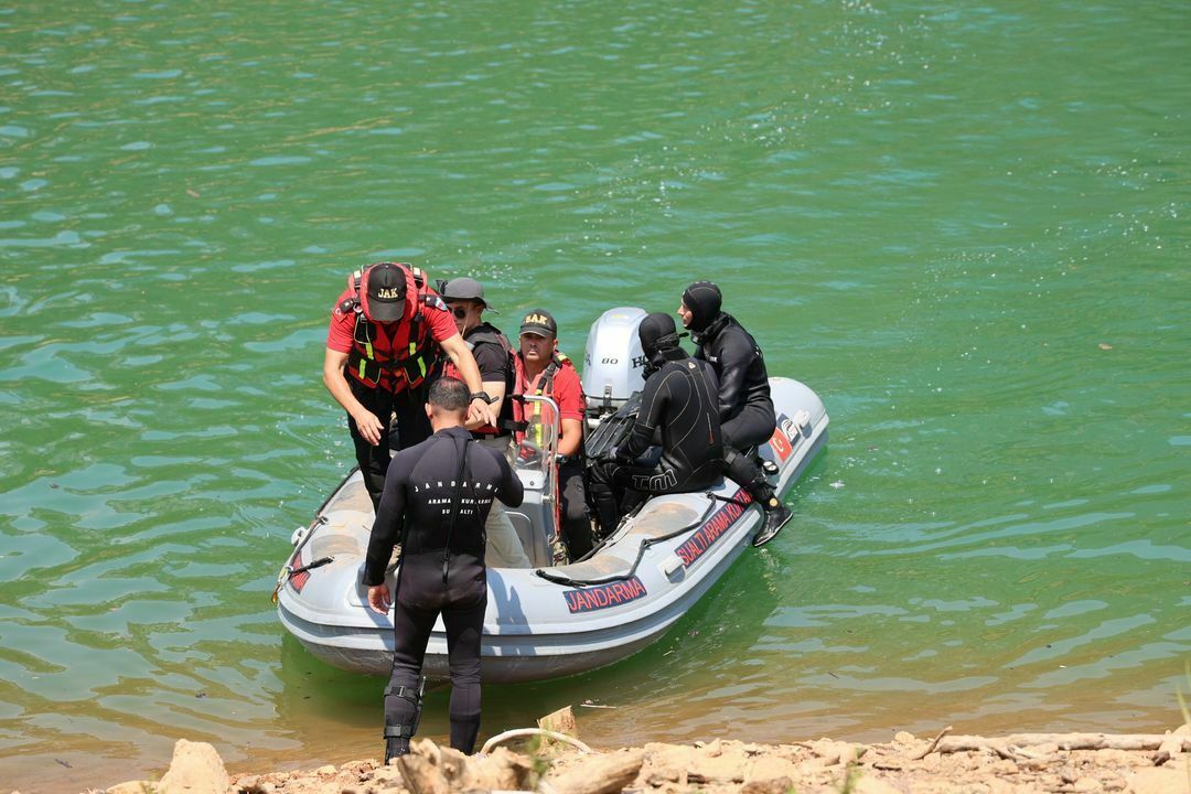 Adana'da baraja düşen helikopter enkazı yerli teknoloji ile çıkarıldı 14