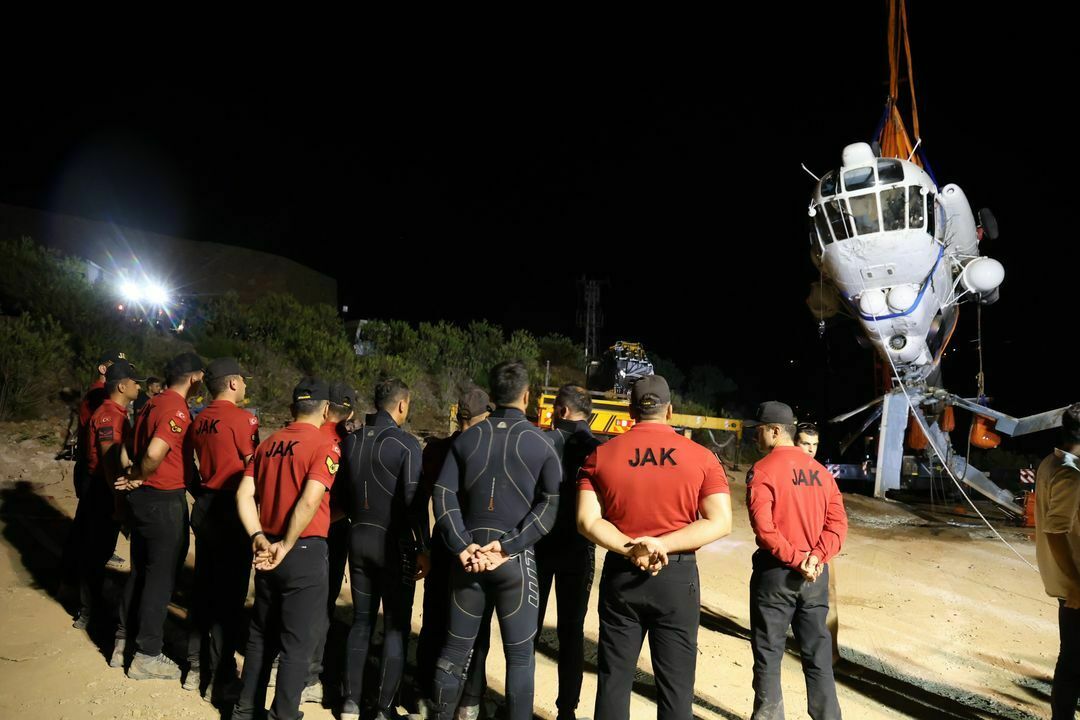 Adana'da baraja düşen helikopter enkazı yerli teknoloji ile çıkarıldı 3