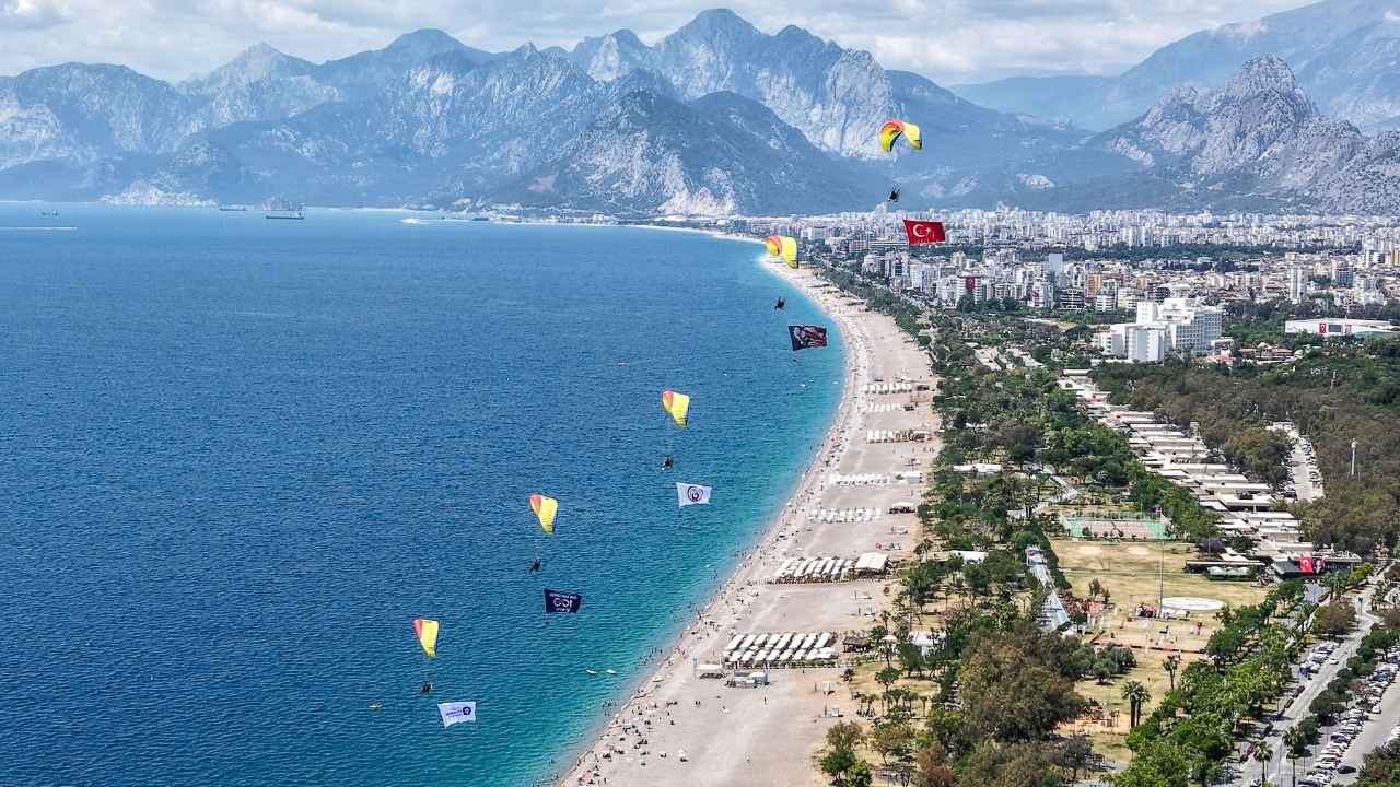THK Antalya'da Dev Türk Bayrağı ve Atatürk Posteri Açtı 2