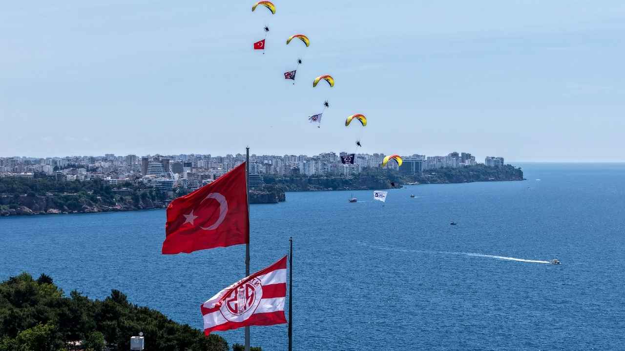 THK Antalya'da Dev Türk Bayrağı ve Atatürk Posteri Açtı 1