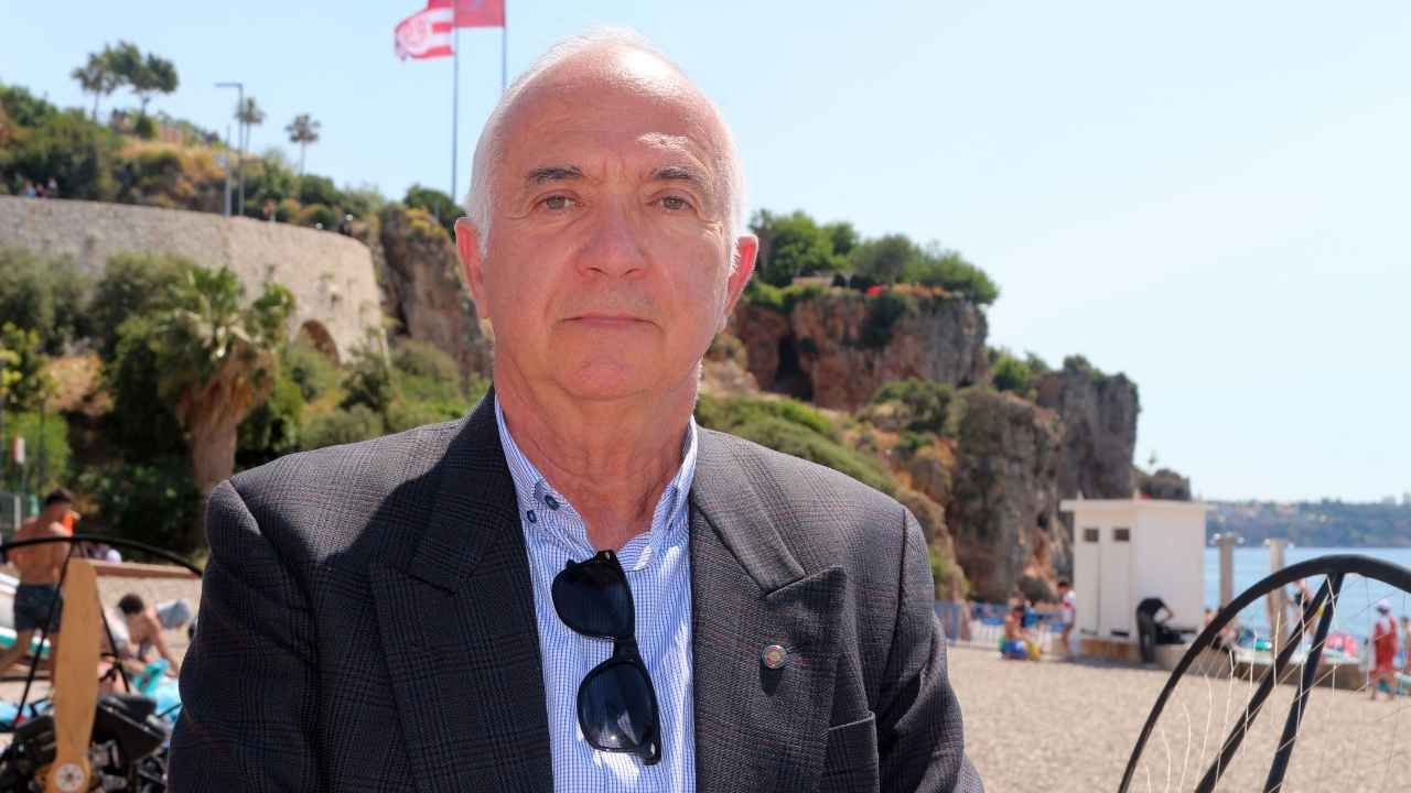 THK Antalya'da Dev Türk Bayrağı ve Atatürk Posteri Açtı 6