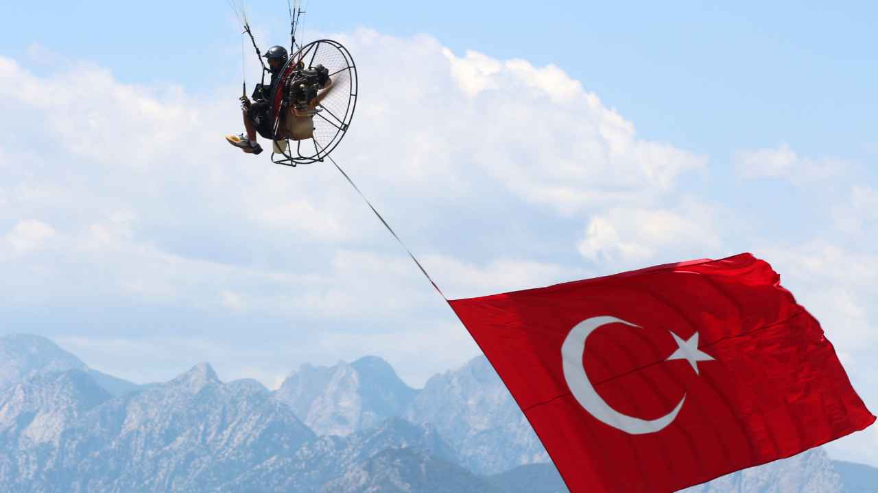THK Antalya'da Dev Türk Bayrağı ve Atatürk Posteri Açtı 5