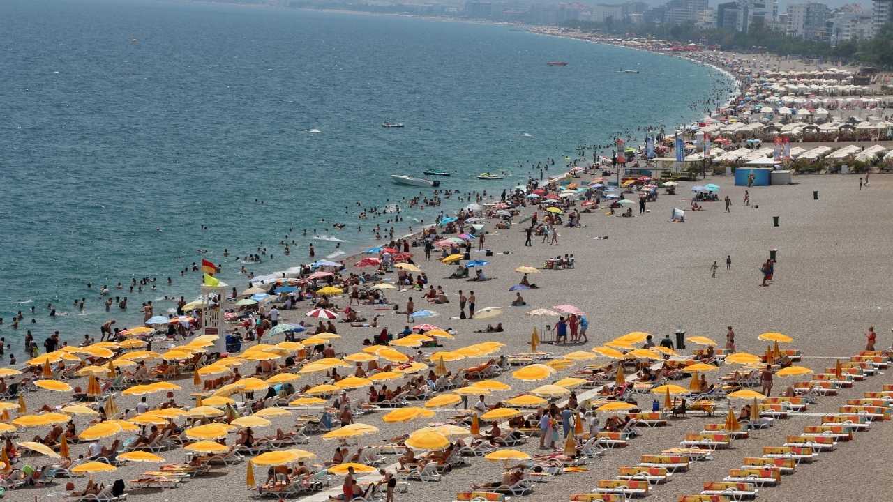 YKS Bitti Sıra Denizde! Konyaaltı'nda Adım Atacak Yer Kalmadı 3