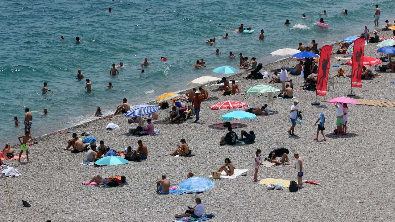 YKS Bitti Sıra Denizde! Konyaaltı'nda Adım Atacak Yer Kalmadı 2