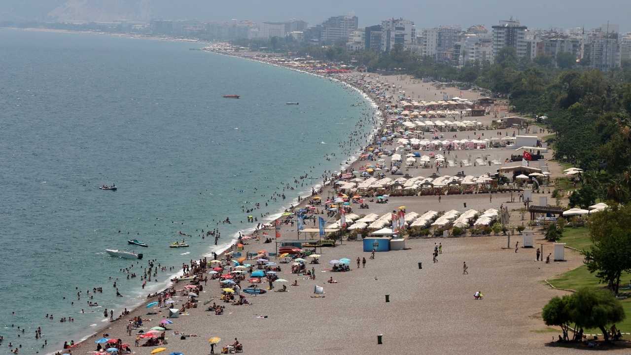 YKS Bitti Sıra Denizde! Konyaaltı'nda Adım Atacak Yer Kalmadı 1