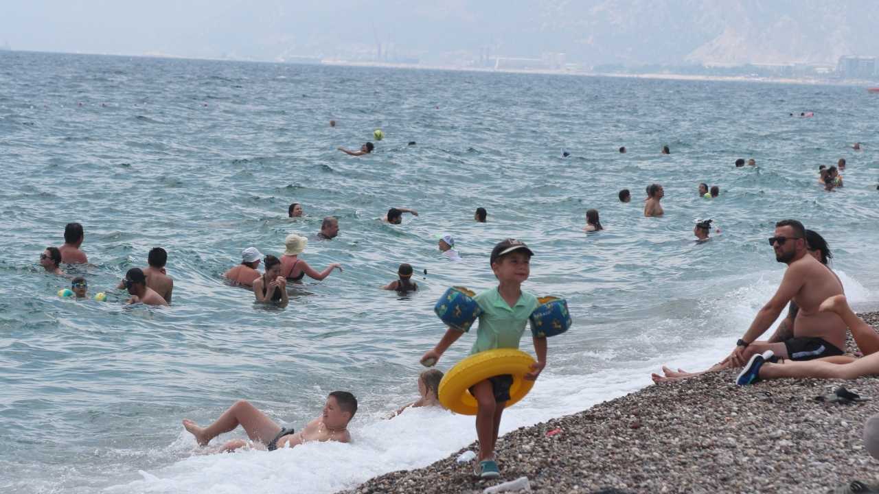 YKS Bitti Sıra Denizde! Konyaaltı'nda Adım Atacak Yer Kalmadı 4