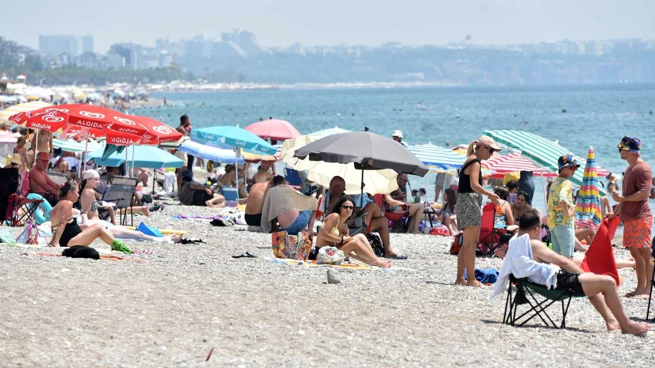 Antalya’nın Havası da Denizi de Yakıyor! 30 Derece Suda Serinlemeye Çalıştılar 11