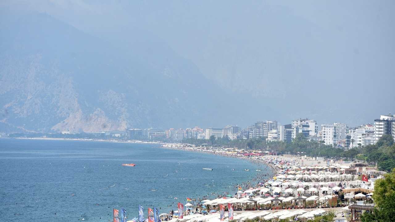 Antalya’nın Havası da Denizi de Yakıyor! 30 Derece Suda Serinlemeye Çalıştılar 1