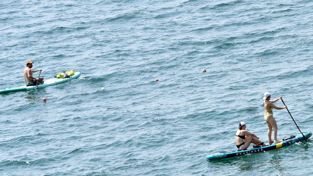 Antalya’nın Havası da Denizi de Yakıyor! 30 Derece Suda Serinlemeye Çalıştılar 8