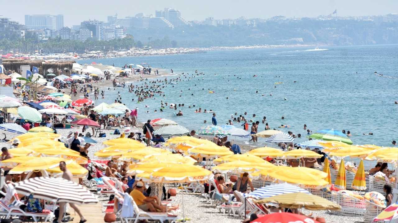 Antalya’nın Havası da Denizi de Yakıyor! 30 Derece Suda Serinlemeye Çalıştılar 6