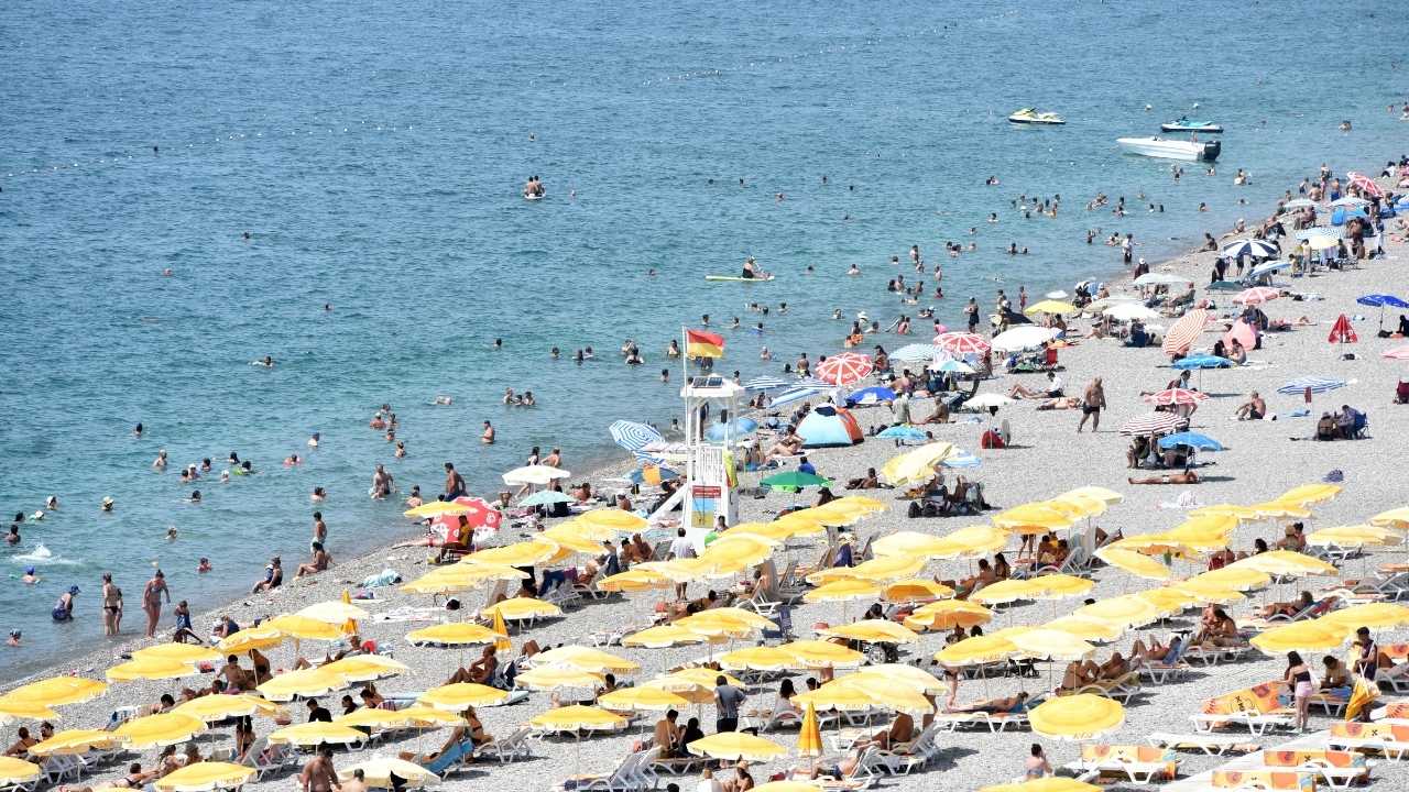 Antalya’nın Havası da Denizi de Yakıyor! 30 Derece Suda Serinlemeye Çalıştılar 2
