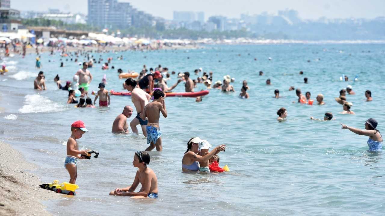 Antalya’nın Havası da Denizi de Yakıyor! 30 Derece Suda Serinlemeye Çalıştılar 5