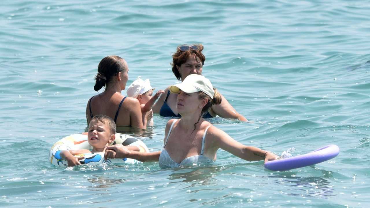 Antalya’nın Havası da Denizi de Yakıyor! 30 Derece Suda Serinlemeye Çalıştılar 10