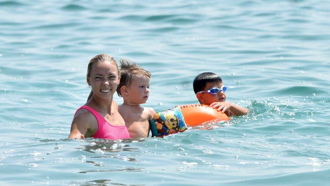Antalya’nın Havası da Denizi de Yakıyor! 30 Derece Suda Serinlemeye Çalıştılar 4
