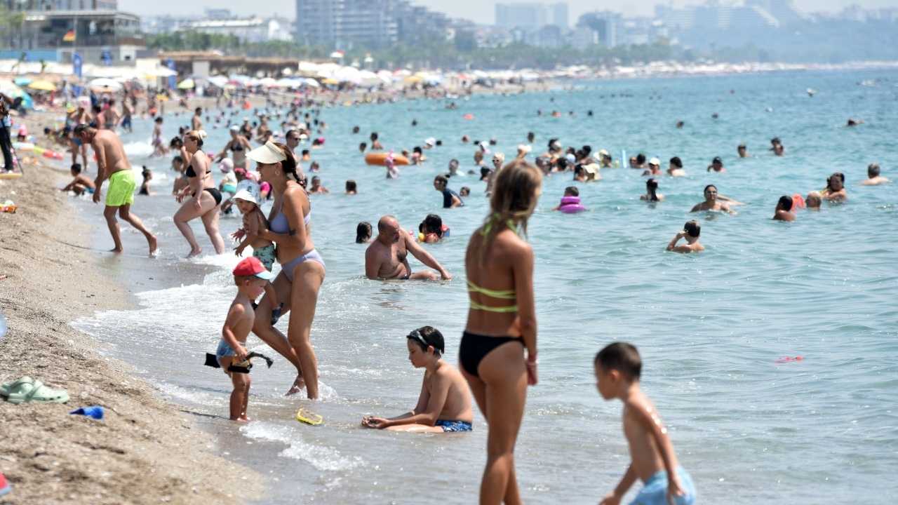 Antalya’nın Havası da Denizi de Yakıyor! 30 Derece Suda Serinlemeye Çalıştılar 3